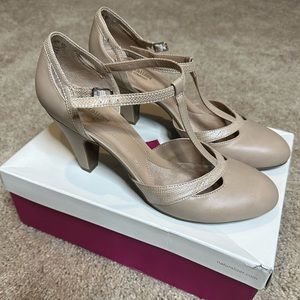 T-STRAP/ CHARACTER SHOE NATURALIZERS /size 9.5/ N5 comfort /worn once/ like new!